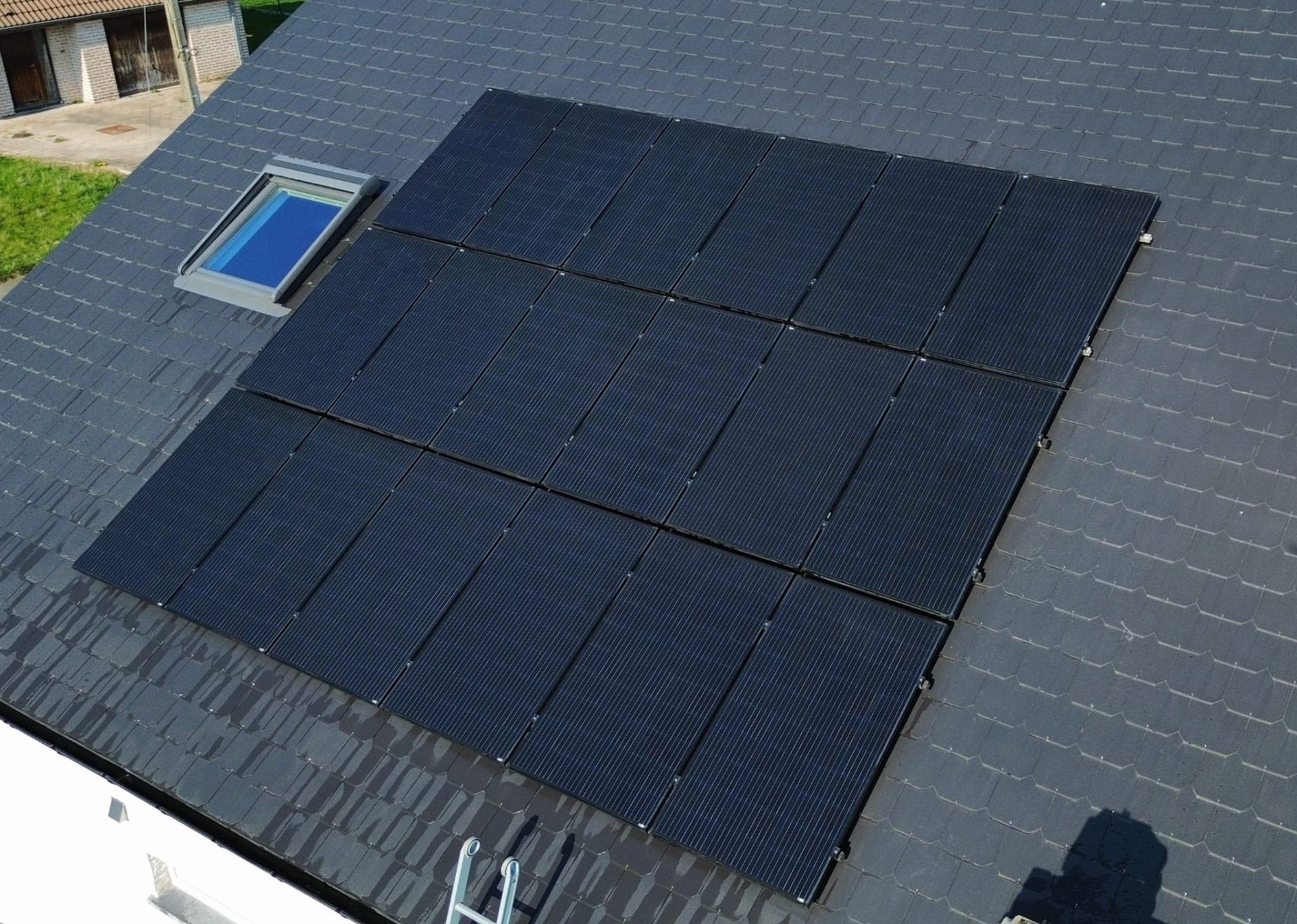 Panneaux photovoltaïques propres et brillants après nettoyage FB Clean