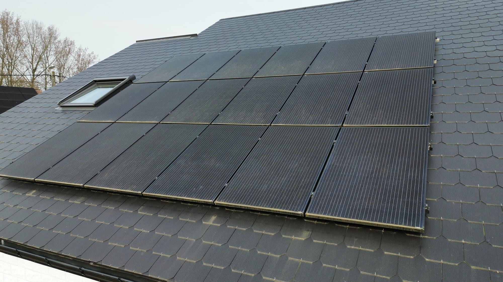 Panneaux solaires encrassés avec dépôts et salissures avant nettoyage FB Clean